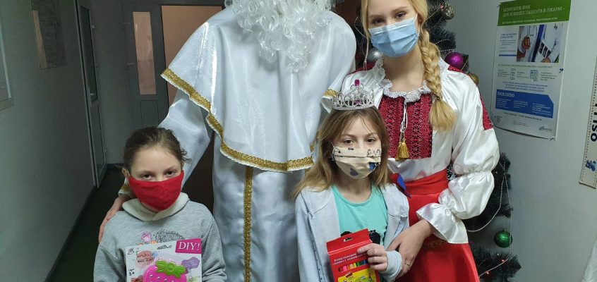 Студенти медичної академії привітали маленьких пацієнтів лікувальних закладів з Днем святого Миколая
