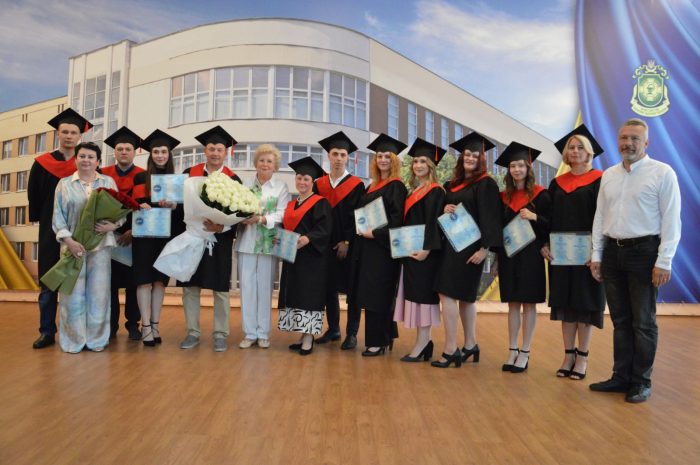 Вручення дипломів випускникам Черкаської медичної академії інтернів-лікарів та здобувачам магістерського рівня (лікарів, магістрів медсестринства, магістрів фізичної терапії та реабілітації